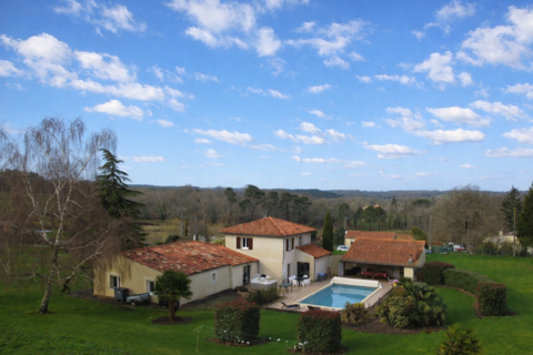   MAISON INDIVIDUELLE AVEC GRAND TERRAIN ET ETANG Maison - 8 pi�ce(s) - 208 m�