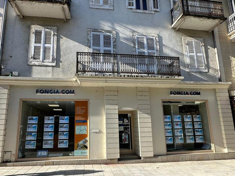 EMPLACEMENT No1 - 180m2 + 93m2 de sous sol - 391 Rue de Gen&egrave;ve 6800 73100 Aix les bains