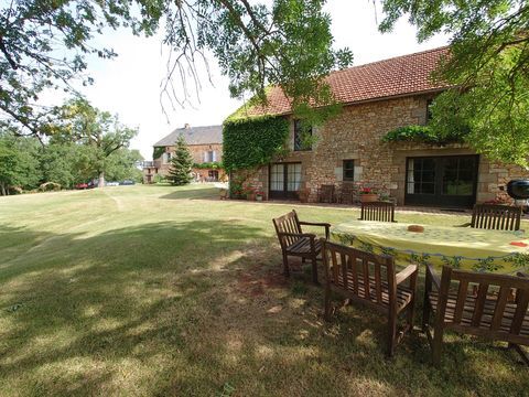   Bel ensemble immobilier en pierre sur un terrain de 13 hectares Maison - 9 pi�ce(s) - 330 m�