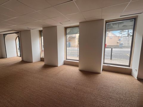 LOCAL COMMERCIAL avec tr&egrave;s bonne visibilit&eacute; 960 46000 Cahors