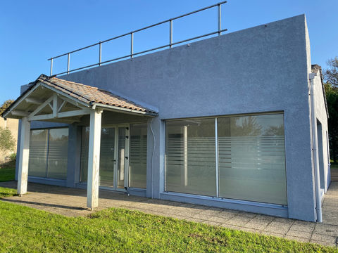 Vente d'un immeuble enti&eacute;rement r&eacute;nov&eacute; &agrave; Beychac et Caillau 395900 33750 Beychac et caillau