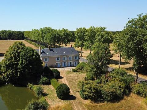   Maison de caract�re Villa - 15 + pi�ce(s) - 470 m�