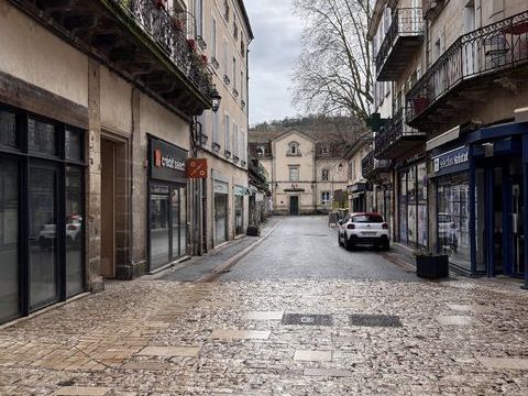 Local commercial 667 46100 Figeac