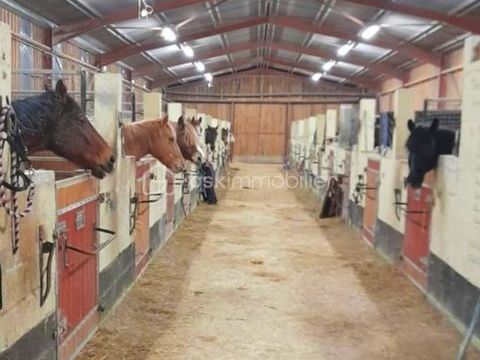   Grand b�timent polyvalent :  �questre ou agricole de plus de 2 100 m� couverts sur 6,6 hectares Propri�t�/ch�teau - 1 pi�ce(s) - 2112 m�