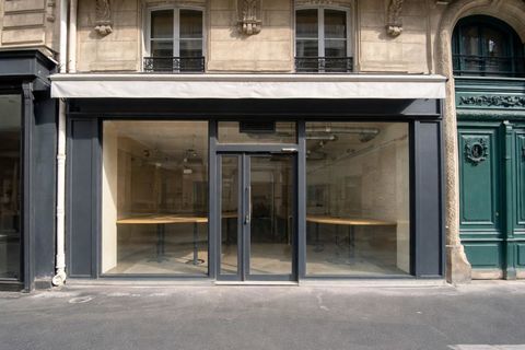 A louer rue du faubourg Saint Honor&eacute;, boutique avec beau lin&eacute;aire 5834 75008 Paris