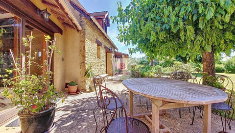   EXCLUSIVITE: A Plazac, ensemble de maisons totalisant  257m2. 6 chambres. 6 salles d'eau. Carport ferm� 40 m2. Jardin de 5000 m2 Maison - 10 pi�ce(s) - 257 m�