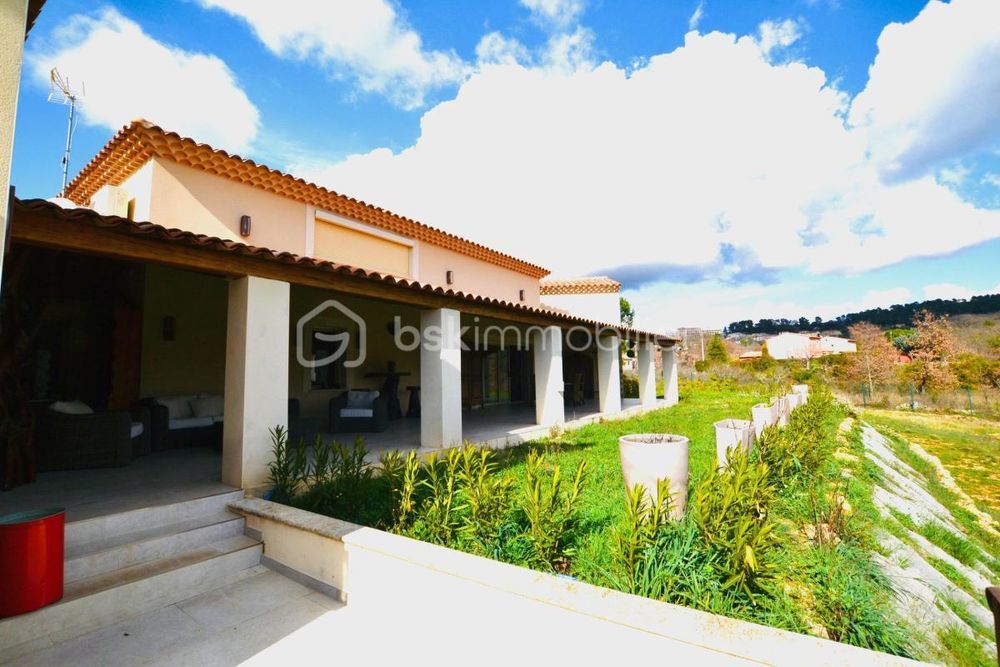 � vendre  Propri�t�/ch�teau La Verdi�re (83560)