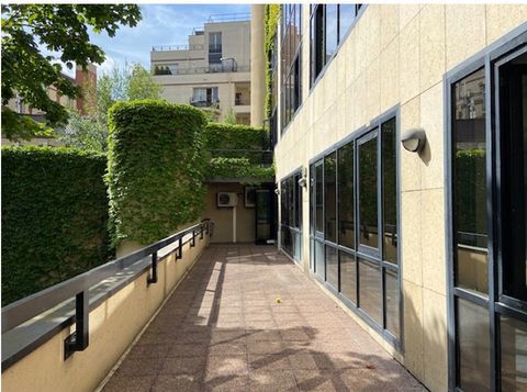 Au pied du m&eacute;tro Mairie d'Issy, ligne 12, 171 m&sup2; avec terrasse &agrave; louer 5026 92130 Issy les moulineaux