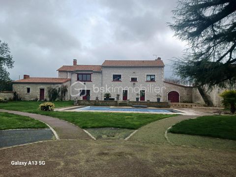   ANCIEN PRIEUR� R�NOV� � PROPRI�T� DE CHARME AVEC D�PENDANCES, GITE, PISCINE & TENNIS Propri�t�/ch�teau - 6 pi�ce(s) - 467 m�