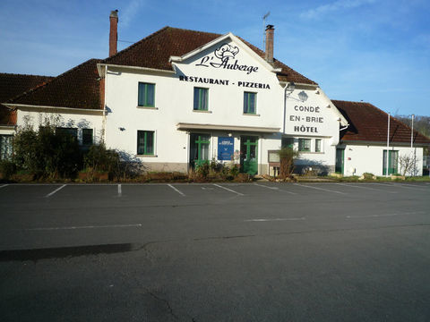 CONDE EN BRIE (02) &agrave; vendre murs d'un restaurant avec mat&eacute;riel, 7 chambres meubl&eacute;es et un appartement 440000 02330 Conde en brie