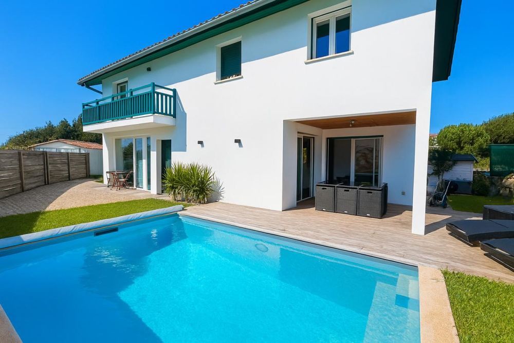 � vendre  Propri�t�/ch�teau Gu�thary (64210)