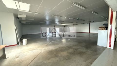 À Louer  Local d'activité 680 m² - STOCKAGE / SHOWROOM - 8M HSP 4400 77860 Quincy voisins