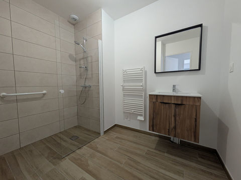   Nouveau ! T2 pour personnes ind�pendantes et autonomes avec terrasse et parking � Marcilly-le-Ch�tel Appartement - 2 pi�ce(s) - 50 m�