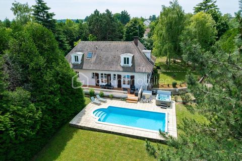  Magnifique propri�t� des ann�es 1980 enti�rement r�nov�e, �difi�e sur sous-sol total avec piscine et terrain de tennis ! Maison - 8 pi�ce(s) - 202 m�