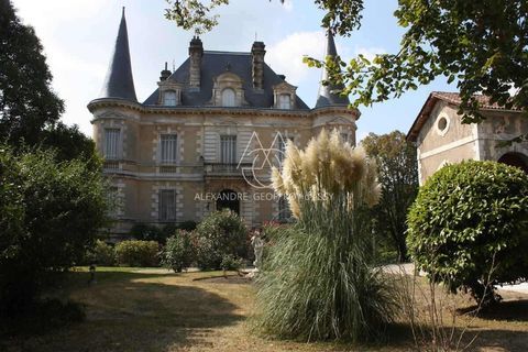   Ch�teau 19�me d'environ 1000 m� habitables Propri�t�/ch�teau - 15 + pi�ce(s) - 1050 m�