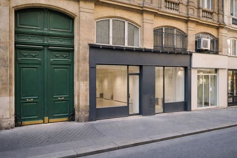 Proximit&eacute; Place d'Estienne d'Orves - Rue commer&ccedil;ante 3537 75009 Paris