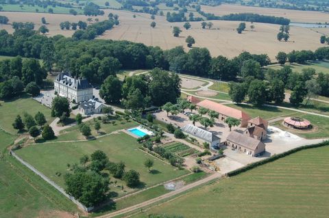   Ch�teau, installation �questre (haras) � vendre au coeur du bocage bourbonnais - Maison de gardien, club house, maison des caval Propri�t�/ch�teau - 15 + pi�ce(s) - 1425 m�