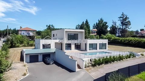   *** SUBLIME VILLA CONTEMPORAINE DE 198M2, AVEC PISCINE ET GARAGE *** Maison - 6 pi�ce(s) - 198 m�