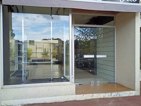 Dpt Charente Maritime (17), &agrave; vendre LES MATHES Local commercial 37.31m2 carrez+terrasses de10m2 259000 17570 Les mathes