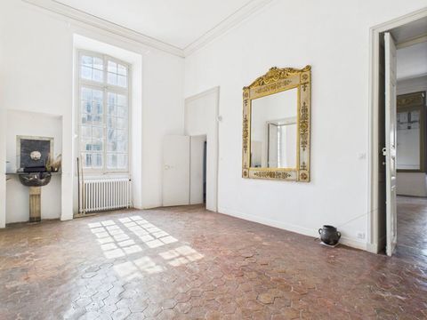 Local d'activit&eacute;  7 pi&egrave;ce(s) 204 m2 372000 84000 Avignon