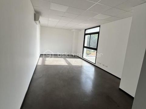 ''LOCAL PROFESSIONNEL A LOUER'' 3570 83400 Hyeres