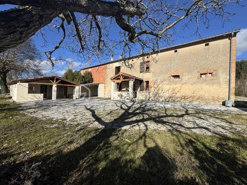   Ancienne ferme de 139m2 habitables - nombreuses d�pendances - 4588m2 de terrain Maison - 5 pi�ce(s) - 136 m�