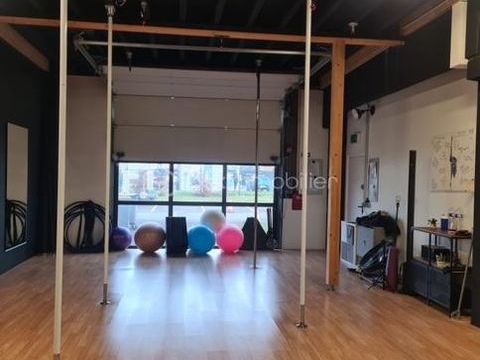 Local commercial avec baie vitr&eacute;e et parking ouvert 412000 77700 Bailly romainvilliers