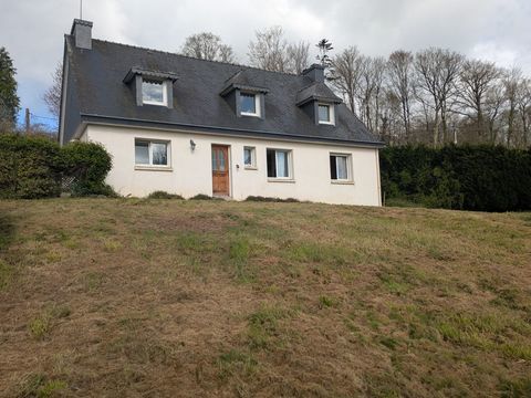   Kernascleden propri�t� compos�e d'une maison � usage d'habitation de 6 pi�ces 178 m� envion un hangar de 161m� envion, une ancie Propri�t�/ch�teau - 6 pi�ce(s) - 178 m�