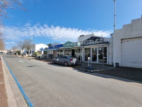 Local commercial 89m&sup2; &agrave; louer - Place Gambetta, Saint-Pierre-d'Ol&eacute;ron. (17) 1200 17310 Saint pierre d oleron