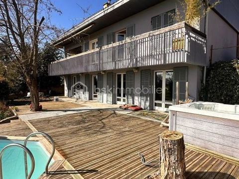   St Leger aux portes de Roanne, belle maison familiale 300m2 avec 5 chambres terrain 1864 m2 Piscine et Jacuzzi; d�pendance 400m2 Maison - 8 pi�ce(s) - 303 m�