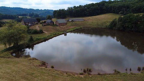   Maison avec grange, stabulation et �tang sur 59 hectares de terrain d'un seul tenant Maison - 4 pi�ce(s) - 180 m�