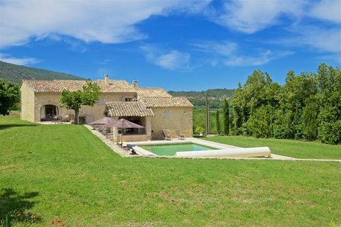   Luberon, mas restaur� sur 3.8 ha avec piscine et vue Propri�t�/ch�teau - 8 pi�ce(s) - 220 m�