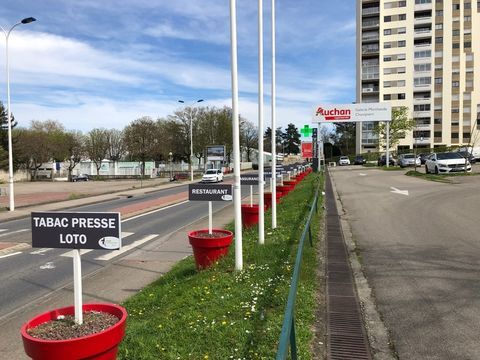 Dpt Rh&ocirc;ne (69), &agrave; louer LYON 5EME Local commercial de 87m2 dans la galerie marchande Auchan Champvert 1433 69005 Lyon 5eme arrondissement