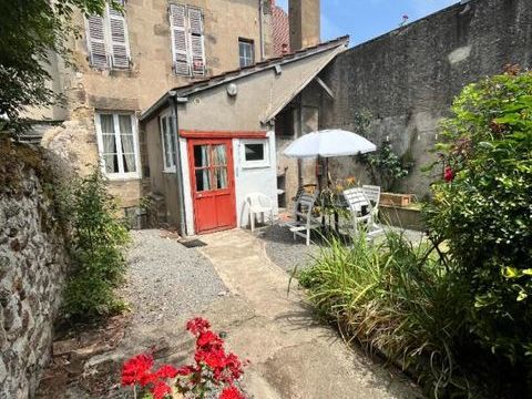   Le Montet Maison + Cour + cave +  Jardin + puits + garage + d�pendances Maison - 4 pi�ce(s) - 111 m�