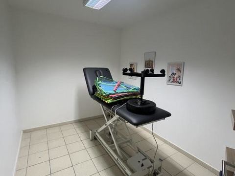 Centre historique Rodez, proche cath&eacute;drale, local professionnel situ&eacute; au 1er &eacute;tage, 104 m&sup2; 1442 12000 Rodez