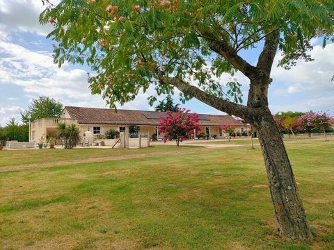   PROPRIETE - 280 m� - 10 pi�ces - 4 hectares avec d�pendances Propri�t�/ch�teau - 10 pi�ce(s) - 280 m�