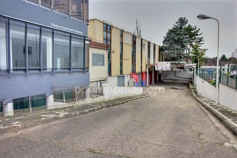 Local commercial de 292 m2 avec bureau et parking &agrave; louer &agrave; Orgeval au bord de la RN 13 3014 78630 Orgeval