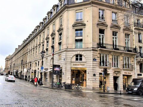 Entre Madeleine et Concorde, &agrave; louer bureaux lumineux et climatis&eacute;s avec parquet et moulures 4357 75008 Paris