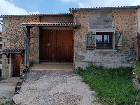   Grange + d�pendances sur les hauteurs de Thiers-63300 Maison - 3 pi�ce(s) - 120 m�