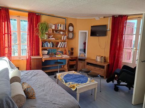   MAISON DE VILLAGE  179 M� AVEC BALCONS AUX CHAMBRES  130000  AUREL 84390 Maison - 179 m�