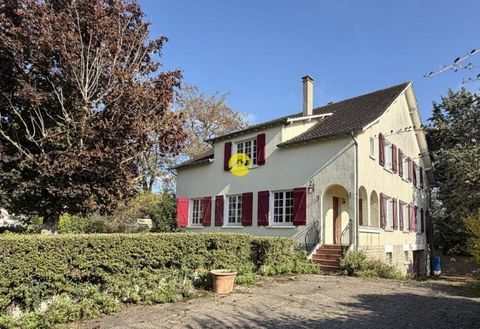   Maison 260m�.7ch.Sous-sol.sur2400m� Maison - 8 pi�ce(s) - 260 m�