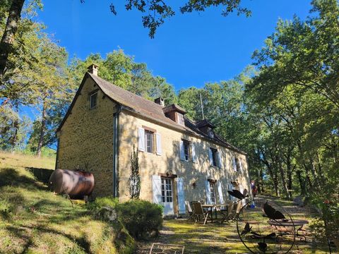  Maison en pierres, au milieu de ses 4,3 hectares Maison - 4 pi�ce(s) - 208 m�