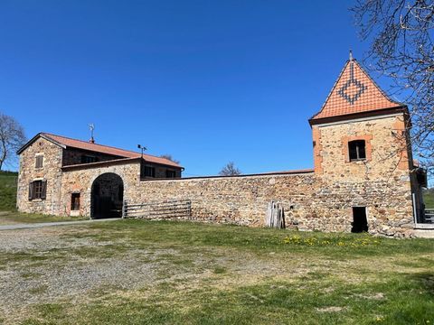   B�tisse en pierre avec sa maison et ses d�pendances sur 2.68 ha Maison - 15 + pi�ce(s) - 150 m�