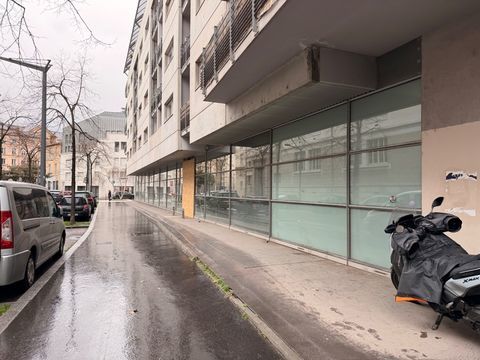 Local/bureaux au RDC &agrave; louer LYON 7EME (69), d'une surface de 533 m&sup2; environ dont 158m2 &agrave; l'&eacute;tage, avec en option potentielle 3 8342 69007 Lyon 7eme arrondissement