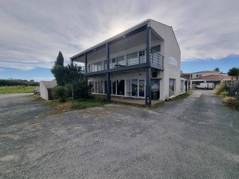 Dpt Charente Maritime (17), A Louer ST-PIERRE D'OLERON id&eacute;alement situ&eacute;e en c�ur de ZAE Local-bureau de 84 m&sup2; 890 17310 Saint pierre d oleron