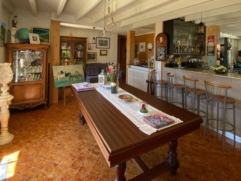   Torsac. Maison d'habitation 239 m� avec 2 logements locatifs meubl�s Maison - 10 pi�ce(s) - 239 m�