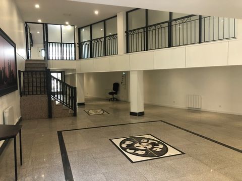 Dpt Rh&ocirc;ne (69), &agrave; louer CALUIRE ET CUIRE Bureaux / show room de 160m2 + 90m2 de bureau avec portail sur rue pour accueil v&eacute;hicul 2950 69300 Caluire et cuire