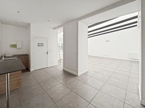 local sur cours avec verri&egrave;re zenitale 1950 75010 Paris