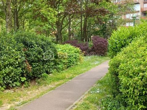   APPARTEMENT DE 82 M2, IDEAL POUR UNE FAMILLE - AVEC UNE PLACE STRATEGIQUE QUI FACILITE LE QUOTIDIEN Appartement - 4 pi�ce(s) - 82 m�