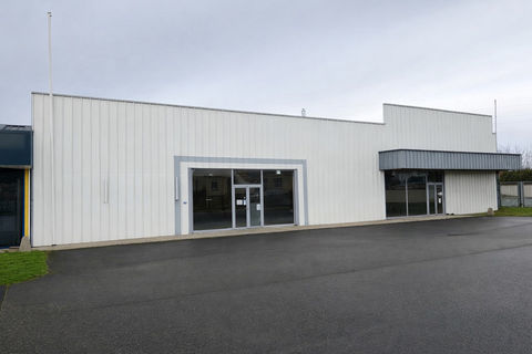 LUCON 85400 SUR EMPLACEMENT PREMIUM LOCAL PROFESSIONNEL 655M&sup2; SUR 2300M&sup2;  CLOS AVEC GRAND PARKING 417000 85400 Lucon